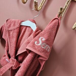 Badcape met naam terra roodbruin aan muur gepersonaliseerd naam