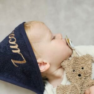 Kindje badcape met naam donker blauw gepersonaliseerd naam