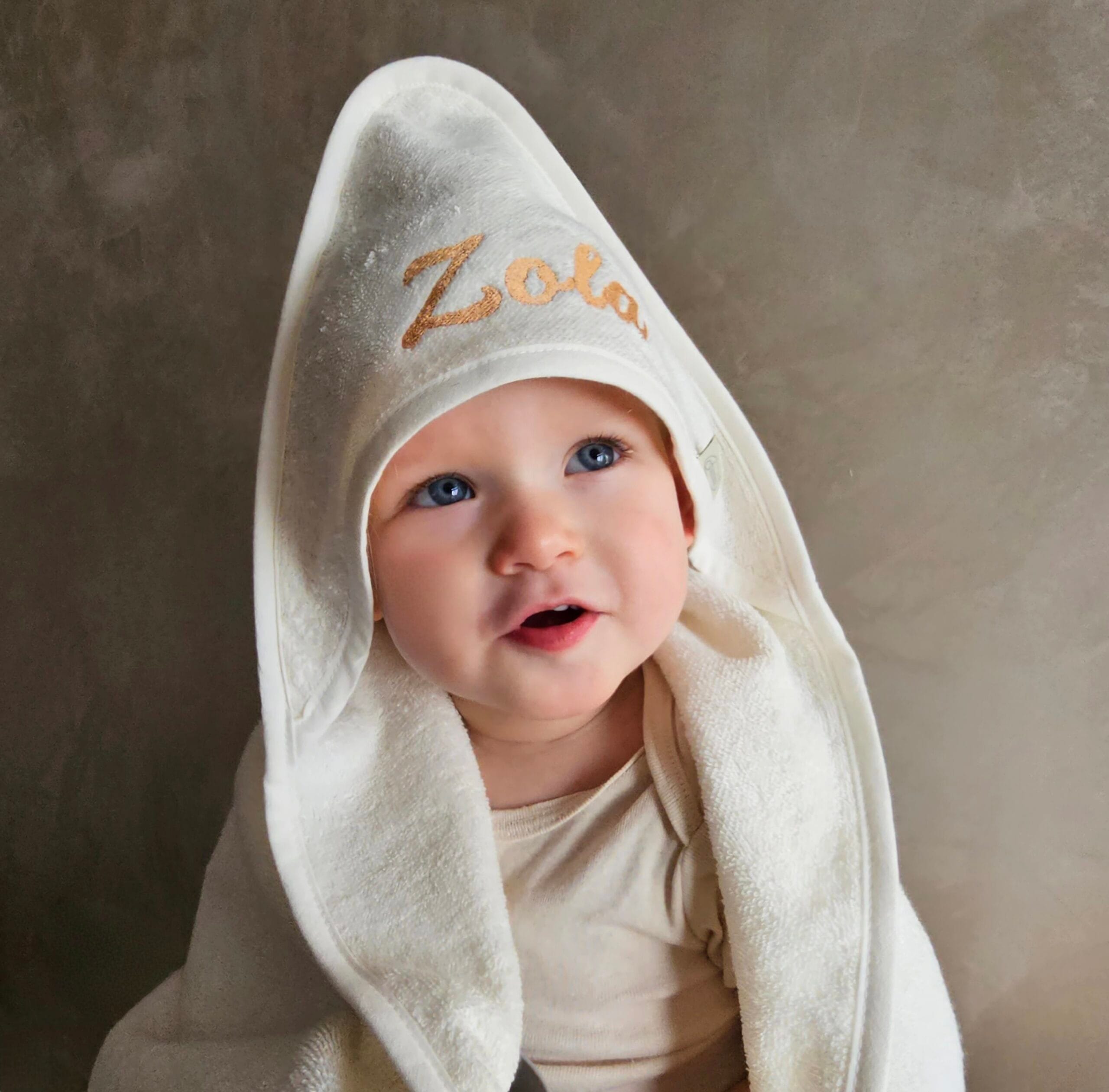 Kindje badcape met naam ecru gepersonaliseerd naam