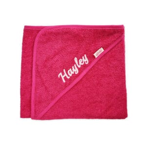 Gepersonaliseerde Badcape met naam geborduurd kleur Fuchsia fel roze