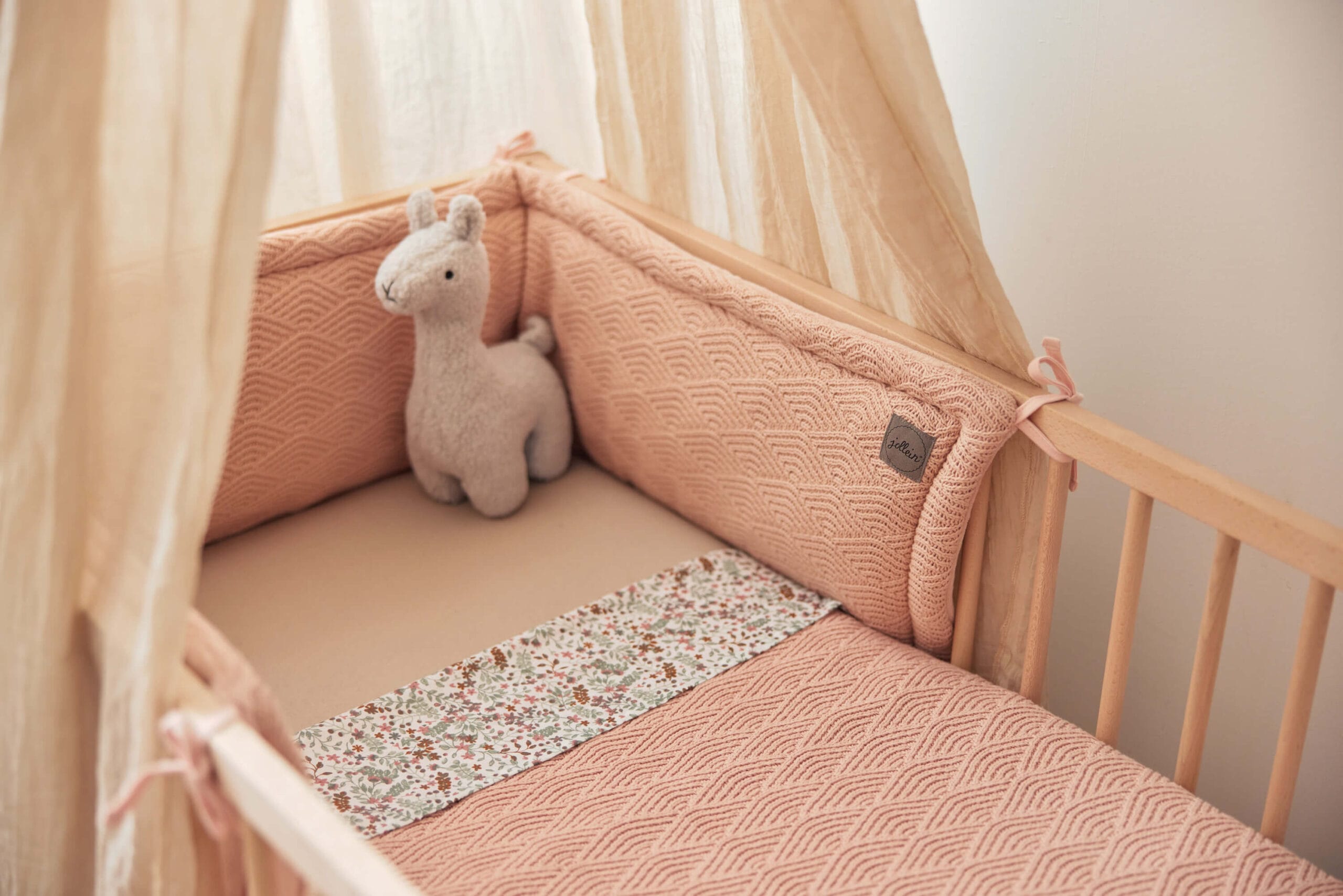 Knuffel lama nougat off white in ledikant