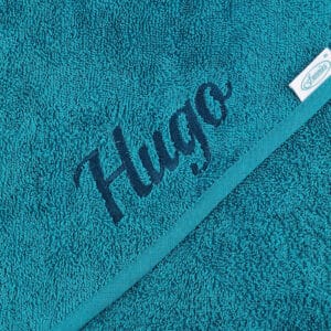 Badcape petrol groen met naam uitsnede geborduurde naam Hugo